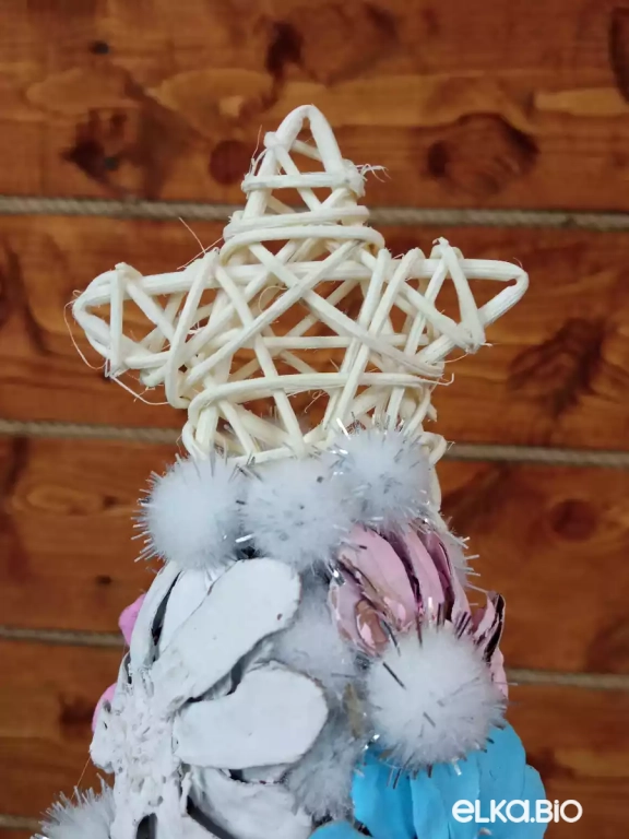 Настольная декоративная елка из цветков шишек Цветочная П55-В68