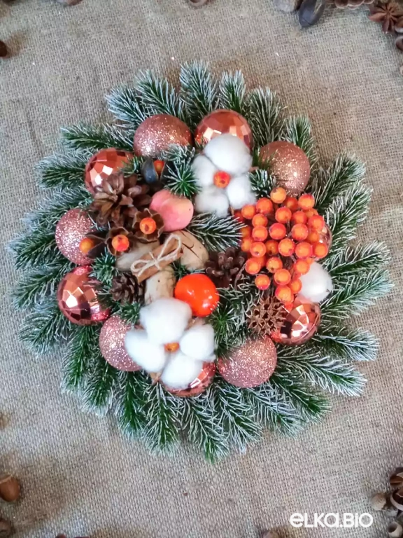 Новогодняя композиция из цветков хлопка и шаров Искорка П68-В35