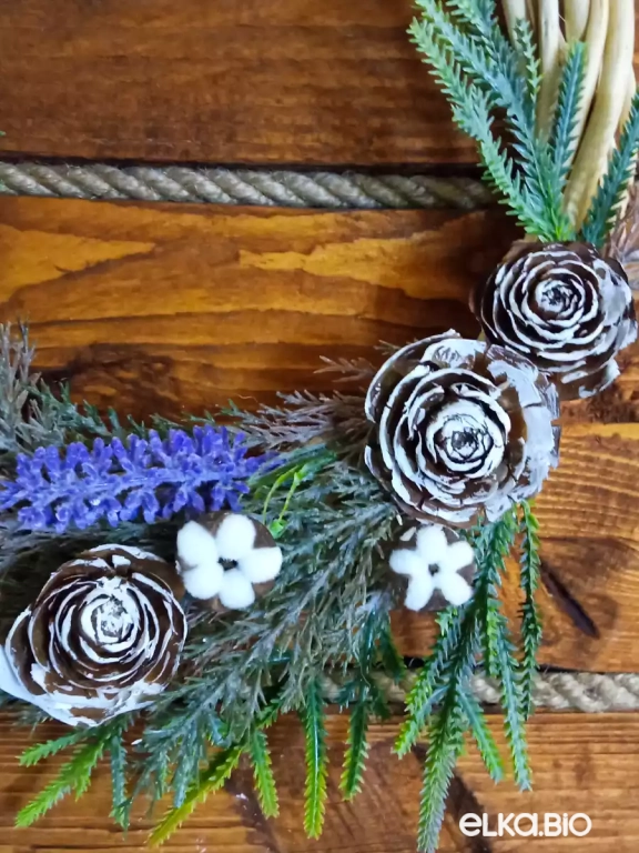 Декоративный венок из лозы, хвои и шишек Тополиный пух А66-В45