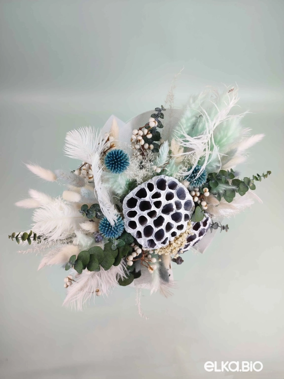 Необычный букет с лотосом и перьями страуса Б108-B112