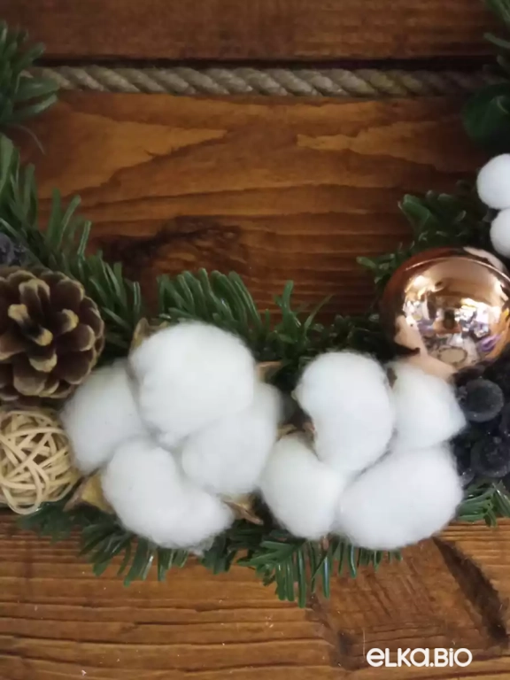 Новогодний венок из лозы, хвои и шишек Первый снег А65-В43