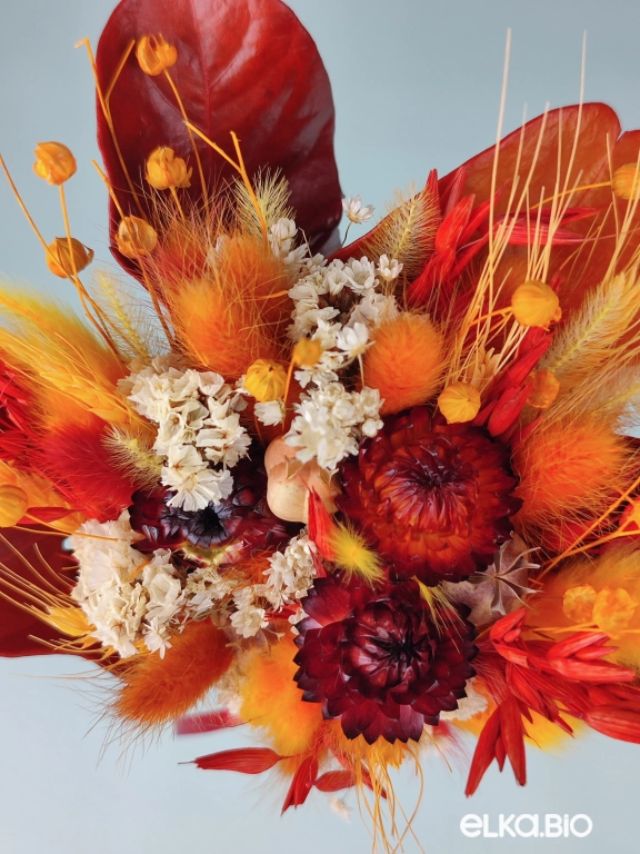 Букет из красных, желтых сухоцветов и листьев маниока Т180-B107