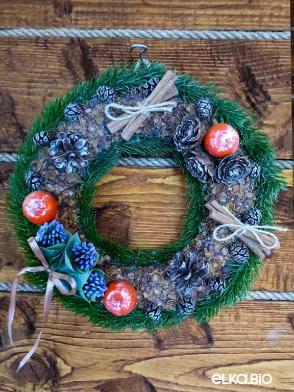 Венок декоративный из хвои и шишек Клевер П30-В18