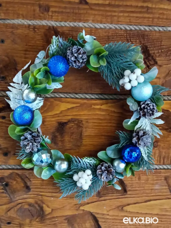 Декоративный венок из лозы с шарами Зимняя стужа А76-В48