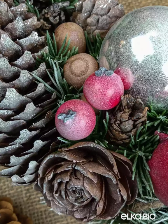 Новогодний венок из сосновых шишек и декора Серебро с ягодами Т28-В16