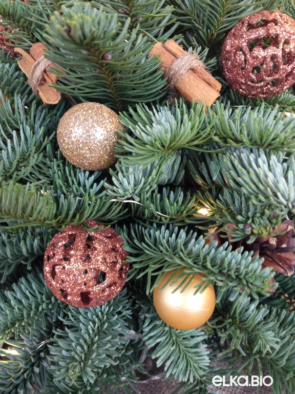 Настольная елка из веток пихты Нобилис Золотая помпушка Ю36-В700