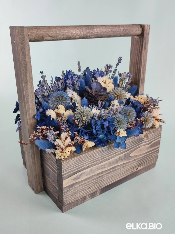 Настольная композиция в ящике из синих сухоцветов А154-B107