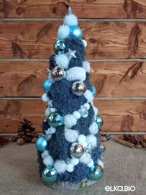 Настольная елочка из мха и декора Голубой очаг Ю20-В42 Настольная елочка из мха и декора Голубой очаг Ю20-В42