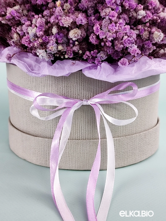 Композиция из цветов гипсофилы в шляпной коробке А126-B103