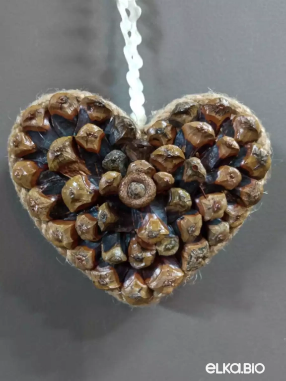 Подвесное украшение из чешуек сосновой шишки Сердечко Т99-В55
