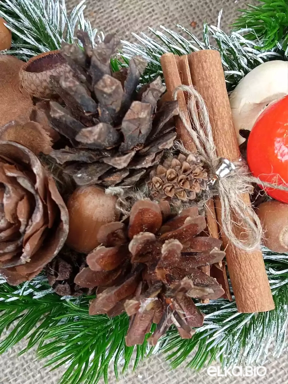 Новогодний венок из хвои с шишками и декором Мандаринки Т23-В16