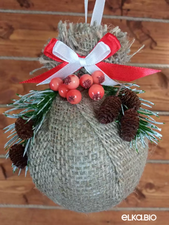 Декоративный шар из мешковины и шишек ольхи Мешочек с подарками П77-В66