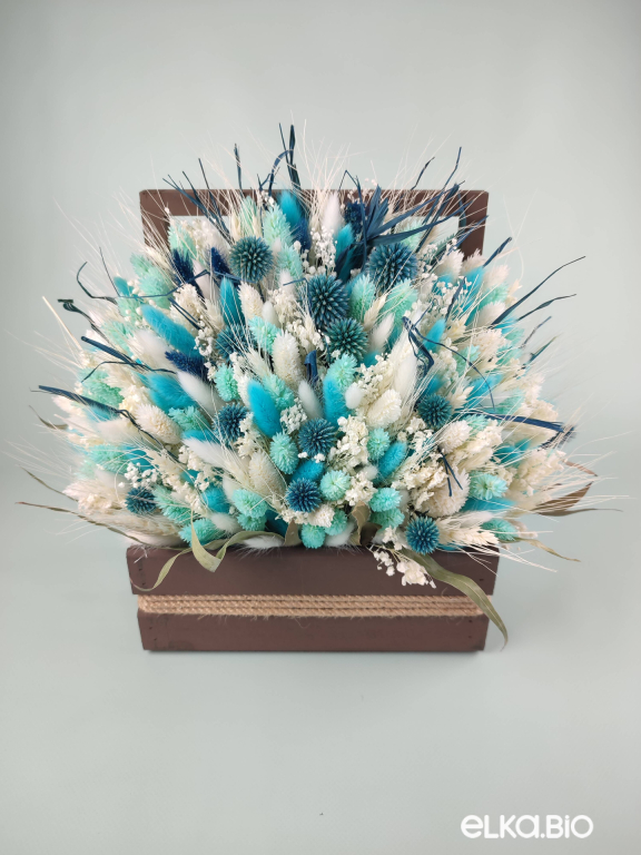 Белые и синие цветы в ящике Т220-B110