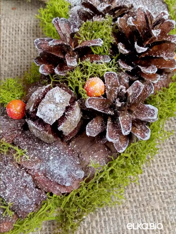 Новогодний венок из коры и шишек Олень в заснеженном лесу Т1-В14