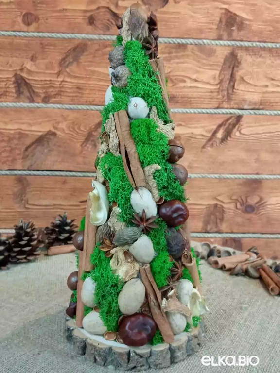 Настольная декоративная елка из натурального декора Ореховая мечта Ю11-В23