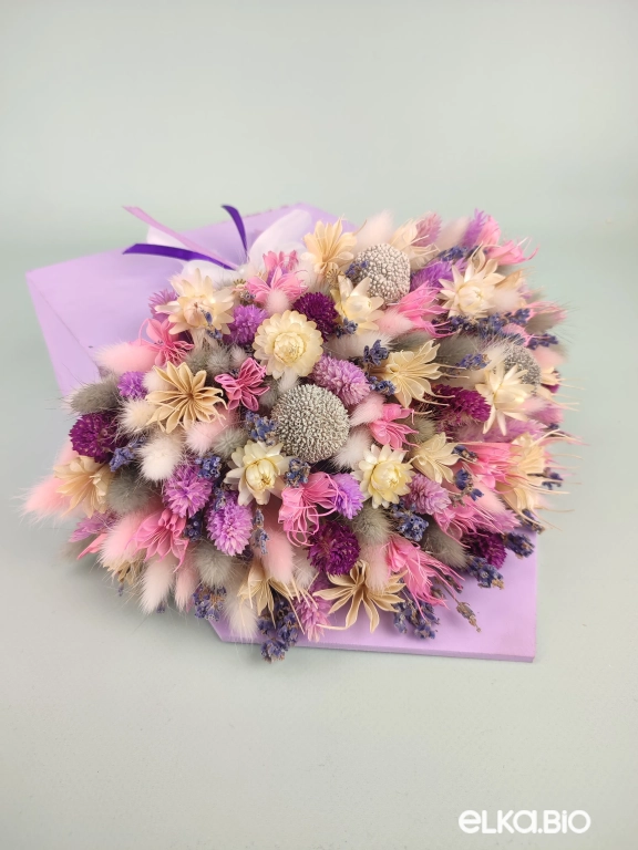 Композиция из сиреневых сухоцветов в деревянном конверте Т210-B116