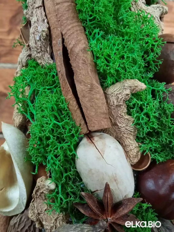 Настольная декоративная елка из натурального декора Ореховая мечта Ю11-В23