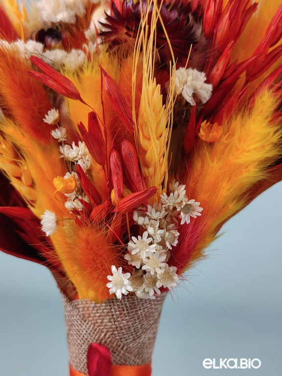 Букет из красных, желтых сухоцветов и листьев маниока Т180-B107