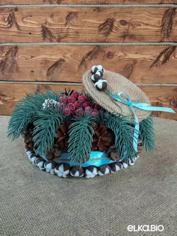Настольная композиция с шляпой, шишками и ягодами Жемчужный рассвет П66-В52