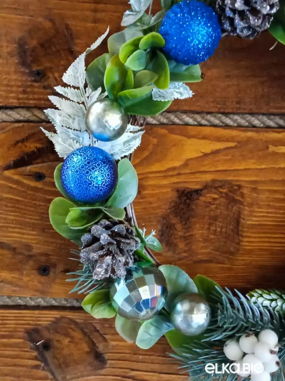 Декоративный венок из лозы с шарами Зимняя стужа А76-В48