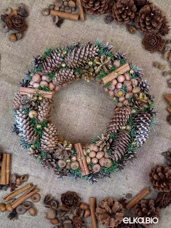 Новогодний венок из шишек сосны, ели и желудей Желуди Т32-В15