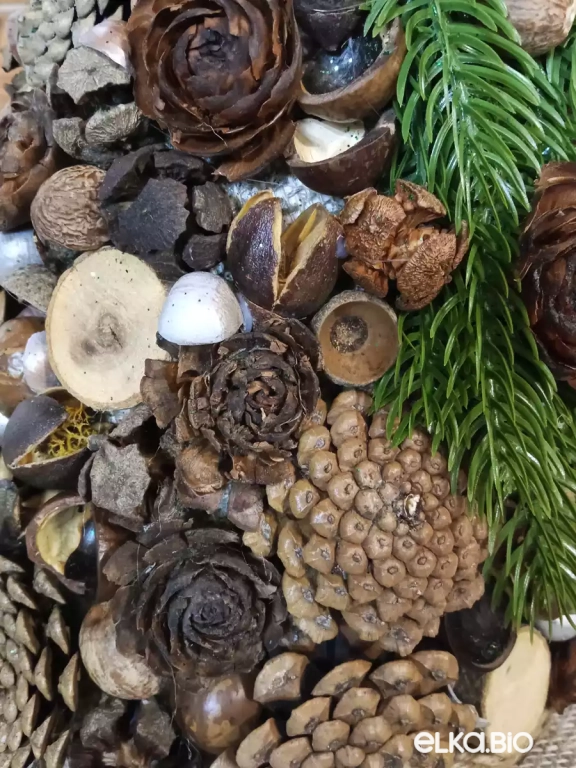 Настольная декоративная елка из хвои с шишками Микс Б35-В70