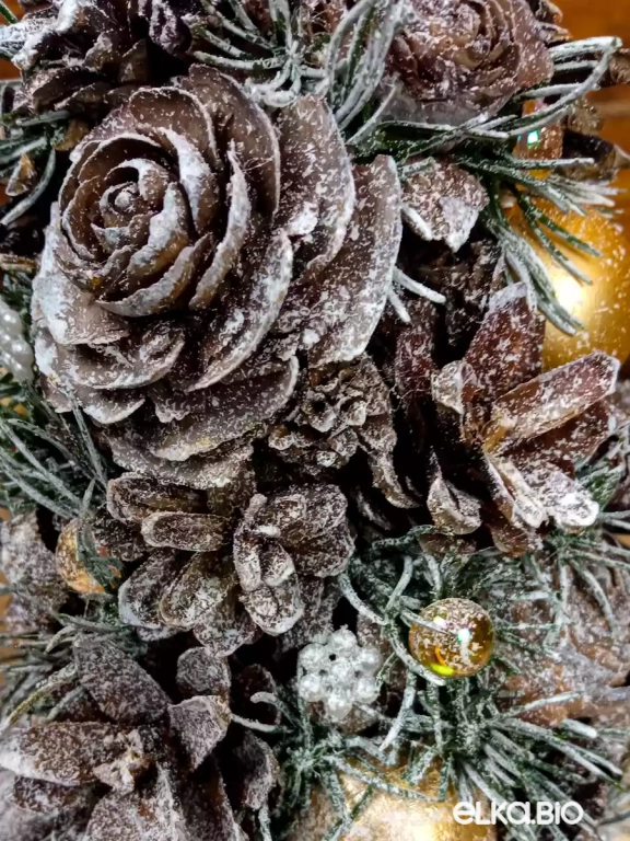 Настольная новогодняя елка из шишек Снежная Т8-В10