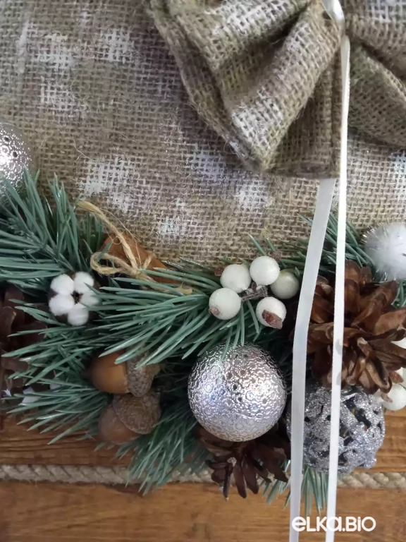 Подвесная композиция из мешковины и декора Заснеженная зима П82-В71