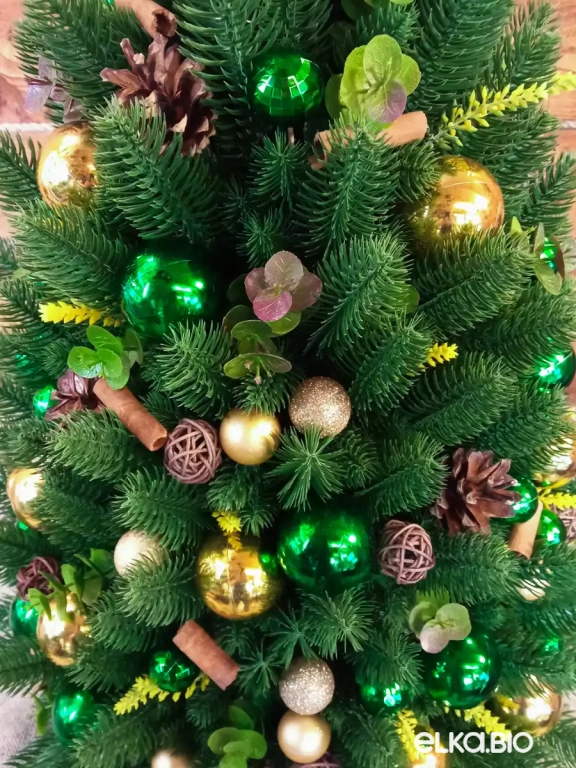 Настольная новогодняя елка из хвои с шарами Изумрудный город Ю33-В76