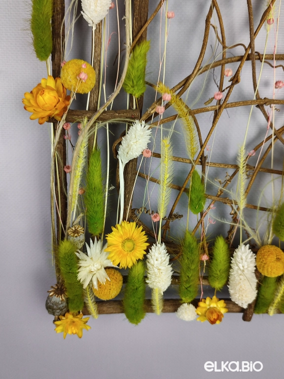 Настенное панно из цветов в рамке из лозы Б43-B104