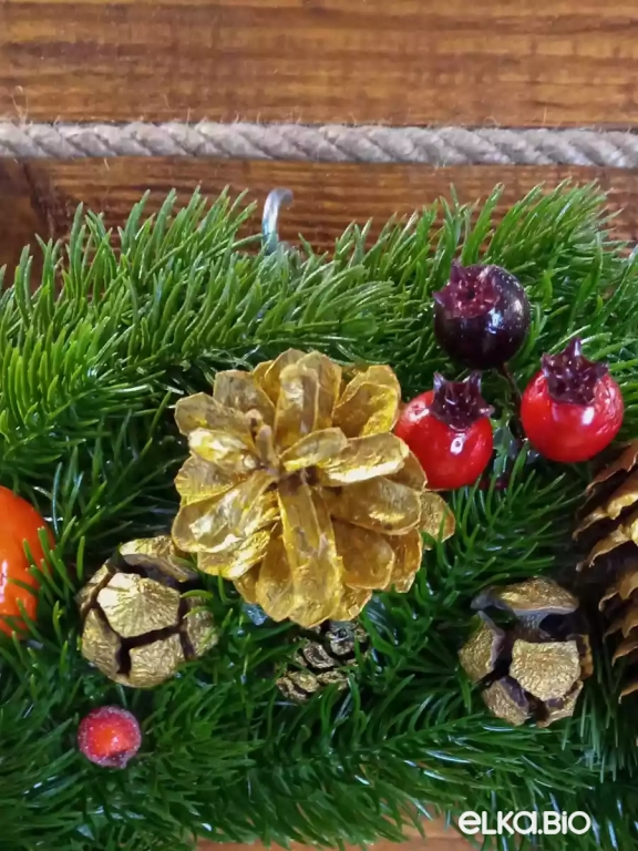 Новогодний венок из хвои и шишек Рождество П18-В17