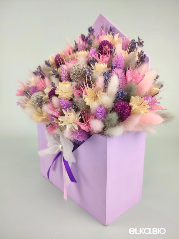 Композиция из сиреневых сухоцветов в деревянном конверте Т210-B116