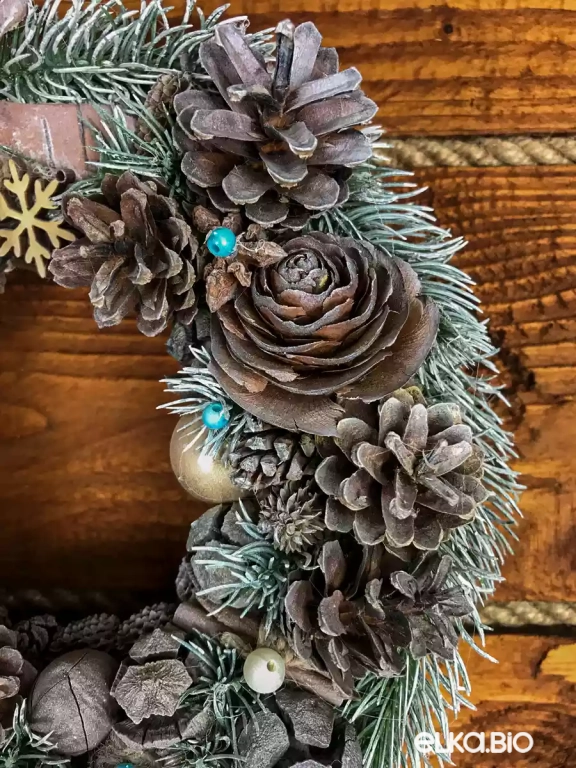 Новогодний венок из шишек Голубоглазый олень Т40-В5