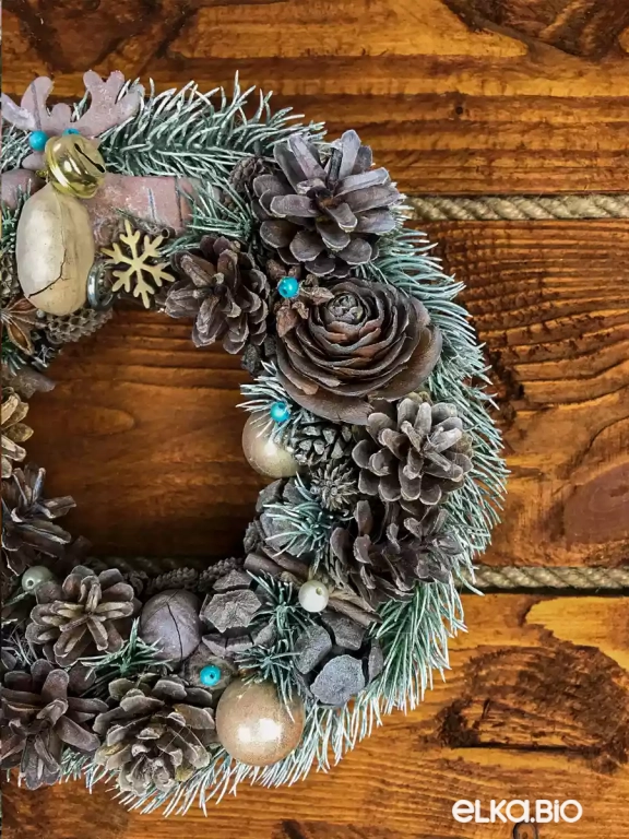 Новогодний венок из шишек Голубоглазый олень Т40-В5