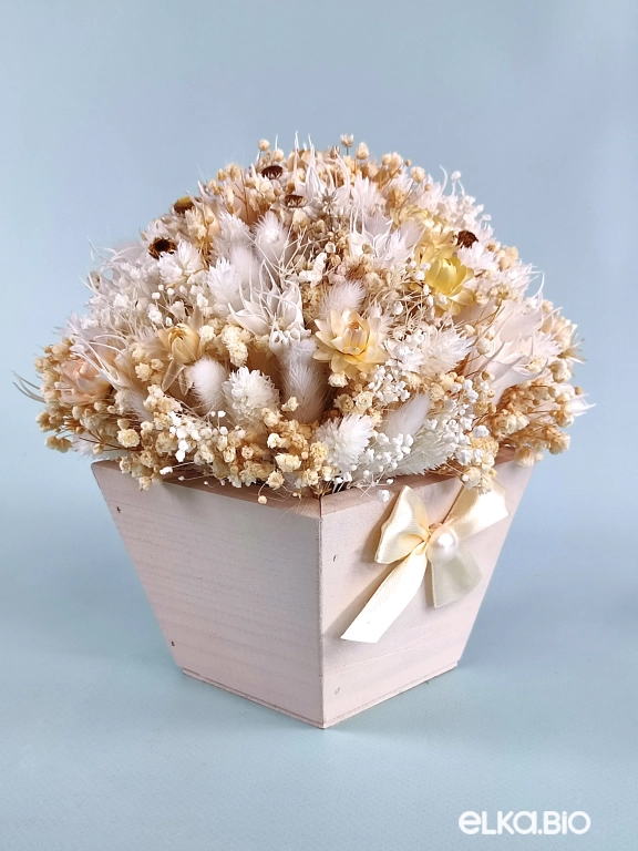 Композиция из гипсофилы, гелихризума и лагуруса в ящике Т187-B106