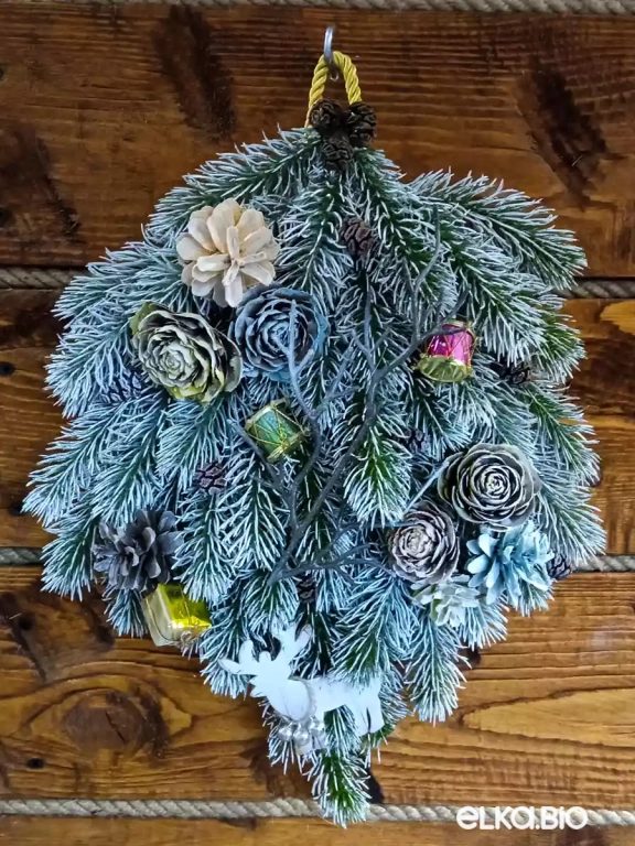 Декоративная композиция из хвои и шишек Новогодний сюрприз П31-В18