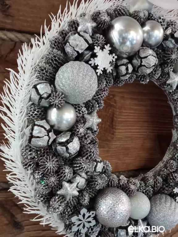 Новогодний венок из шишек с шарами Мир сновидений А56-В46
