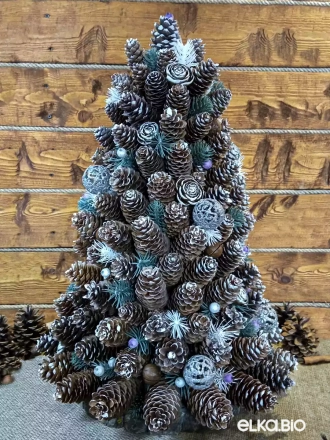 Дизайн новогодних елок из шишек (63 фото)