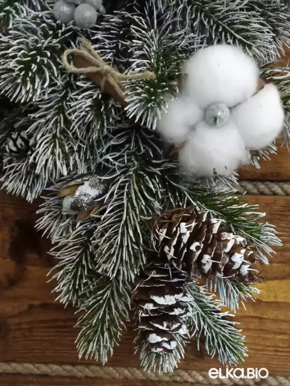 Подвесная композиция из хвои, шишек и цветков хлопка Зимний рай П46-В33