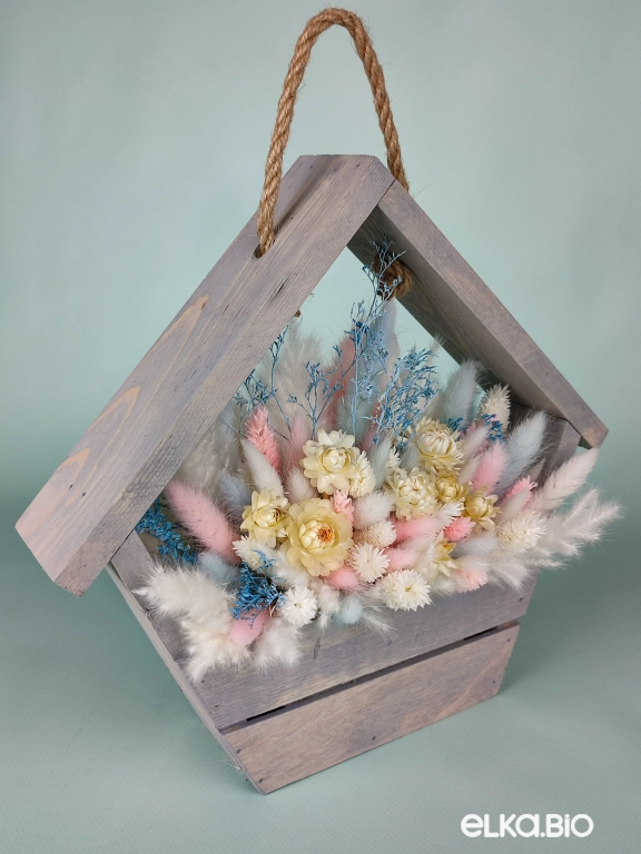 Композиция в ящике из фаляриса, лагуруса и гелихризума А153-B107