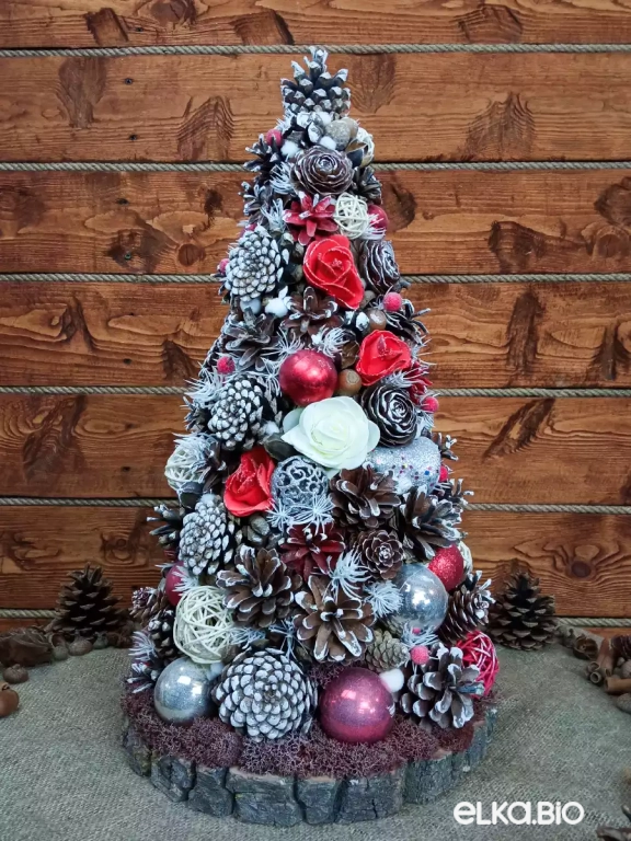 Настольная новогодняя елка из шишек сосны и шаров Багрянцевая Т98-В49