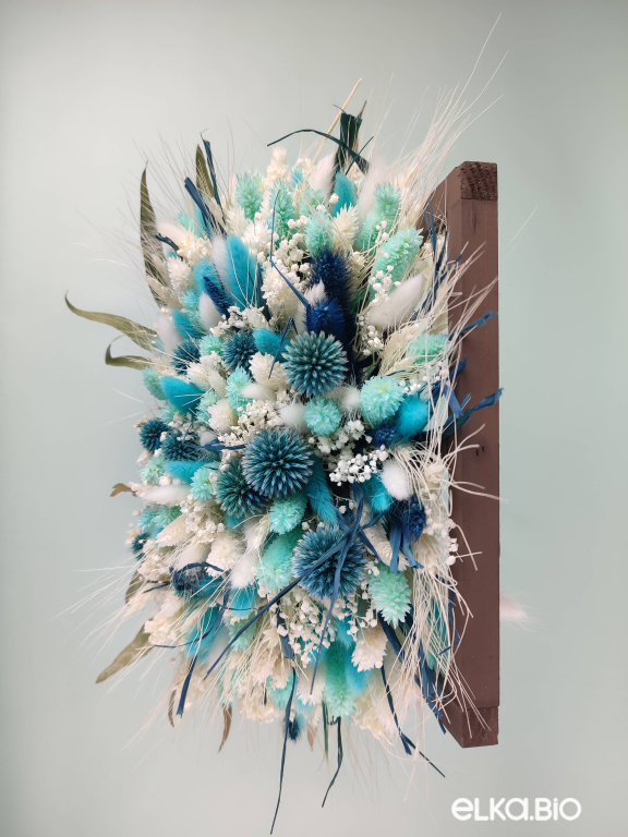 Белые и синие цветы в ящике Т220-B110