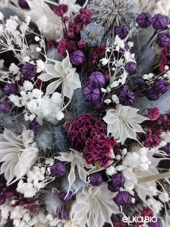 Композиция из цветов в шляпной коробке Т145-B103