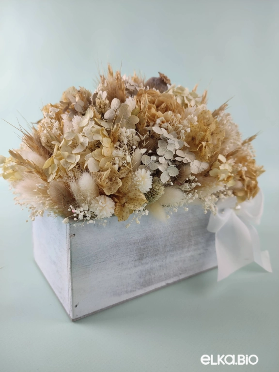 Нежная композиция с гортензией и розами в ящике Т202-B110