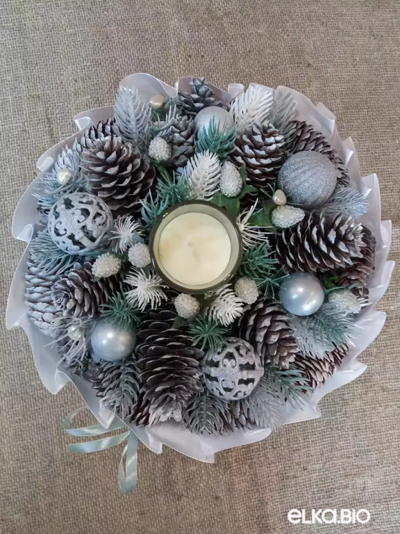 Настольная композиция с шишками, шарами и лентами Торжественный случай Т84-В52