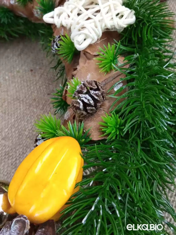 Новогодний венок из хвои с шишками Мандарин в шапочке П32-В16