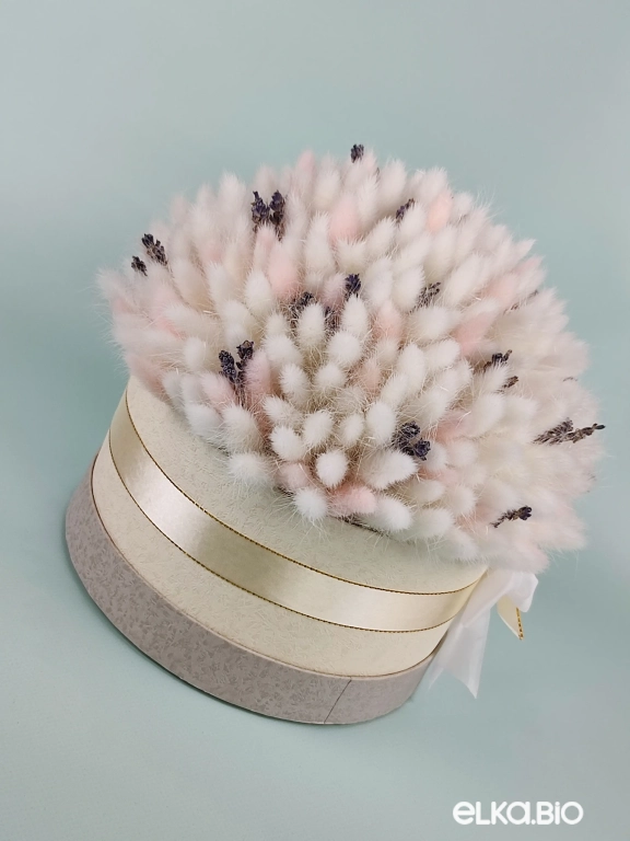 Композиция в шляпной коробке из белого и розового лагуруса А127-B103
