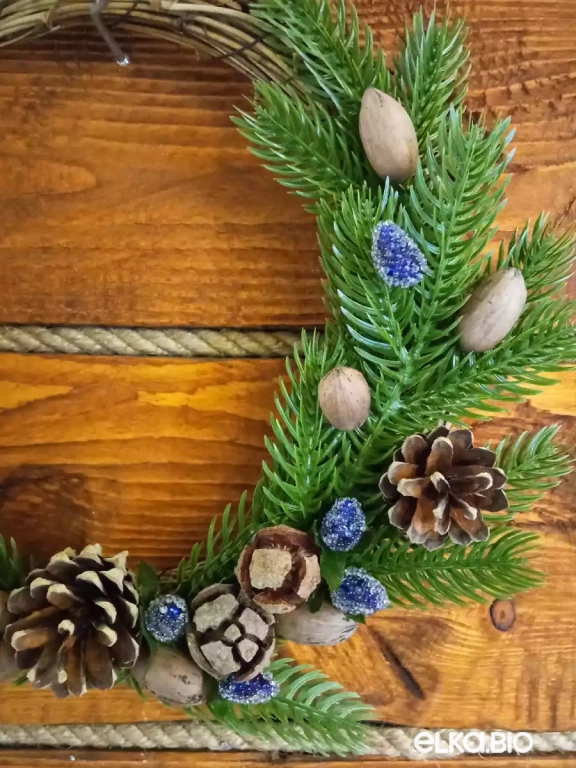 Декоративный венок из лозы, хвои и шишек Сказочный лес А67-В45 Декоративный венок из лозы, хвои и шишек Сказочный лес А67-В45