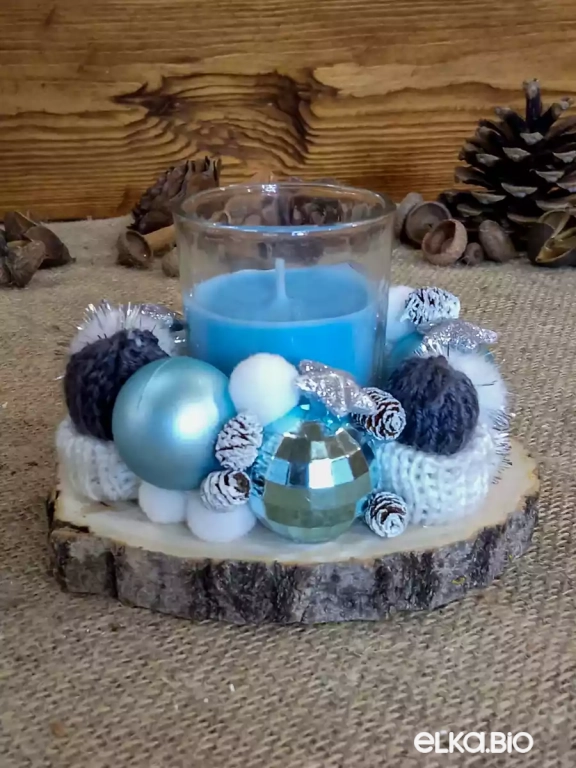 Композиция со свечой с шарами и шапочками Голубой очаг Ю18-В39
