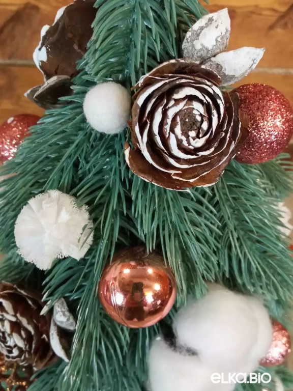 Настольная новогодняя елка из хвои и шаров Галлерея снежинок А92-В84